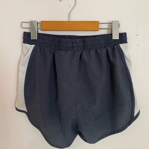 Under armour athletic shorts size xs - Picture 2 of 4